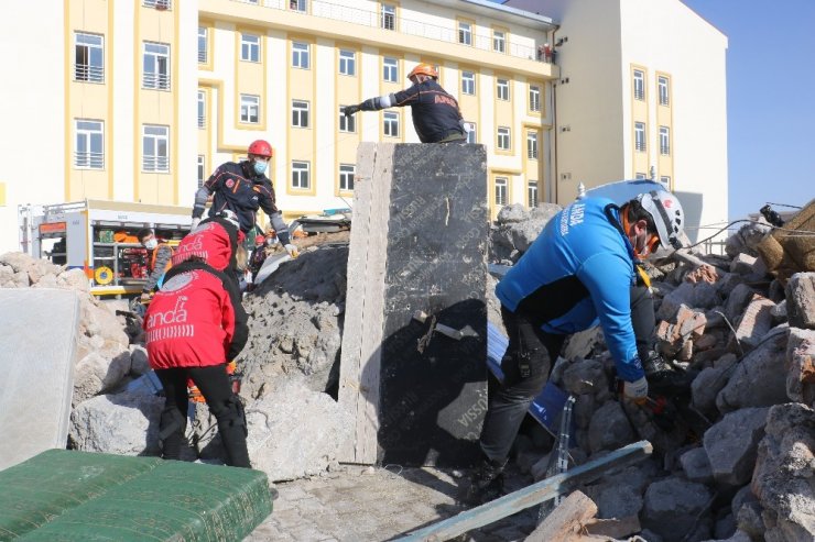 Okulda deprem tatbikatı gerçeğini aratmadı