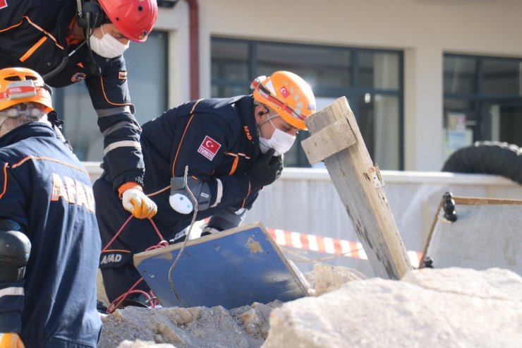 Okulda deprem tatbikatı gerçeğini aratmadı