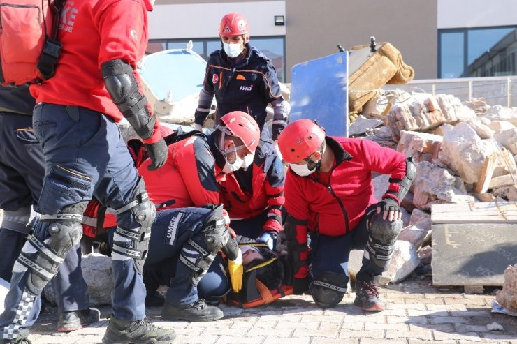 Okulda deprem tatbikatı gerçeğini aratmadı