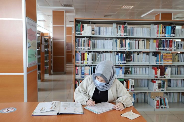 KTO Karatay Üniversitesi Merkez Kütüphanesi tüm okuyuculara kesintisiz hizmet veriyor