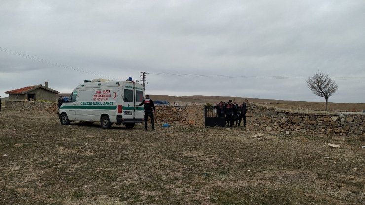 Mahalle mezarlığında ölü bulundu