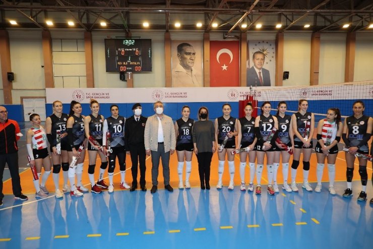 Nevşehir Valisi Becel, kadın sporculara karanfil hediye etti