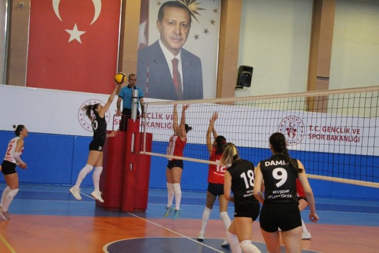 Nevşehir Valisi Becel, kadın sporculara karanfil hediye etti