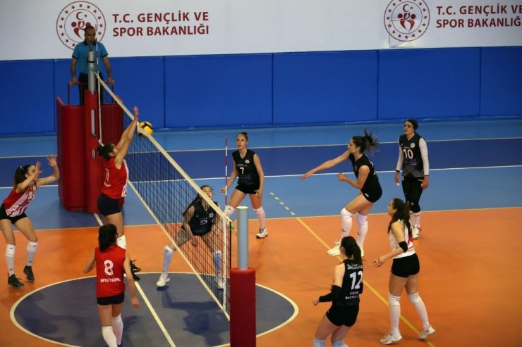 Nevşehir Belediyespor Kadın Voleybol takımı, Antalyaspor’u rahat geçti