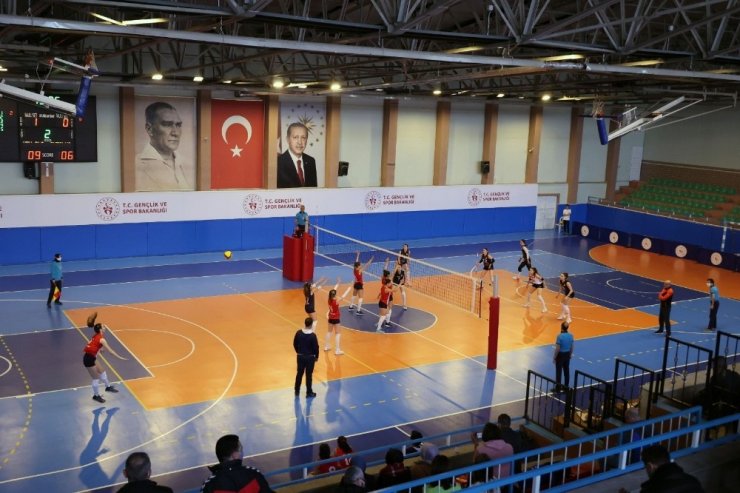 Nevşehir Belediyespor Kadın Voleybol takımı, Antalyaspor’u rahat geçti