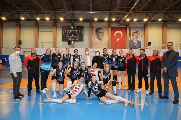 Nevşehir Belediyespor Kadın Voleybol takımı, Antalyaspor’u rahat geçti