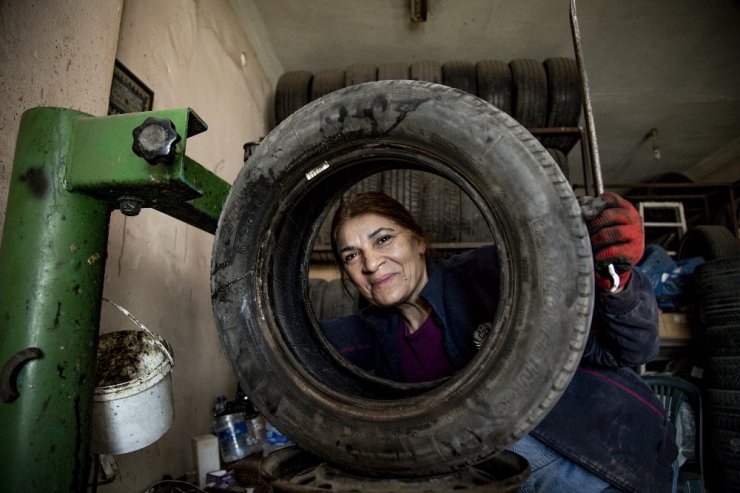 İki çocuk annesi “Gül Usta” 14 yıldır oto lastikçi dükkanı işletiyor