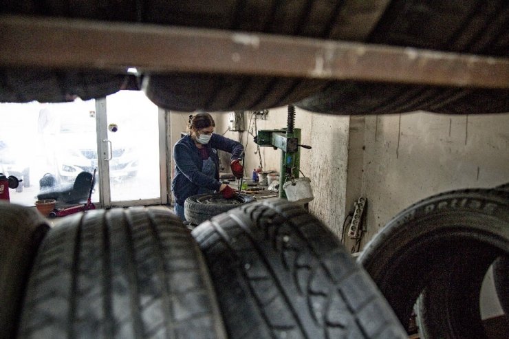 İki çocuk annesi “Gül Usta” 14 yıldır oto lastikçi dükkanı işletiyor