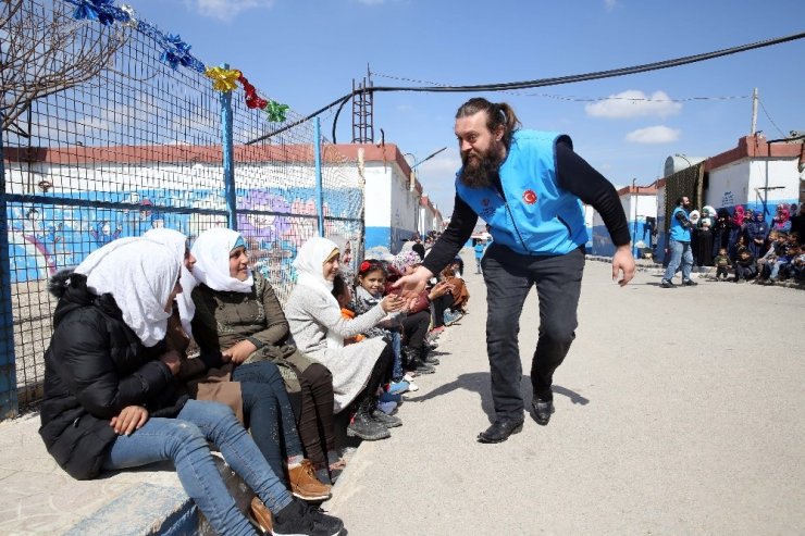 Dizi oyuncuları yetimlerin gönlünü fethetti