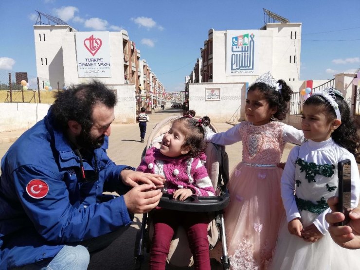 Dizi oyuncuları yetimlerin gönlünü fethetti