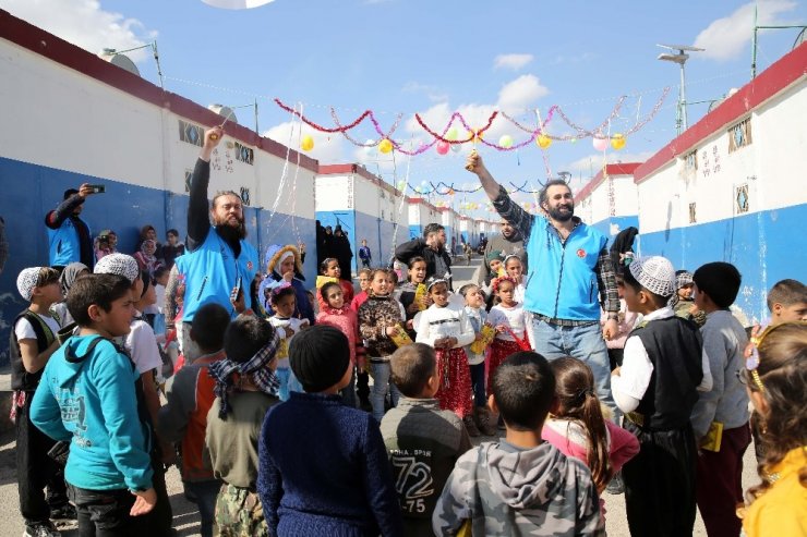 Dizi oyuncuları yetimlerin gönlünü fethetti