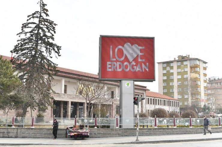 Mamak’ta "Love Erdoğan" görseli LED ekranlara yansıtıldı