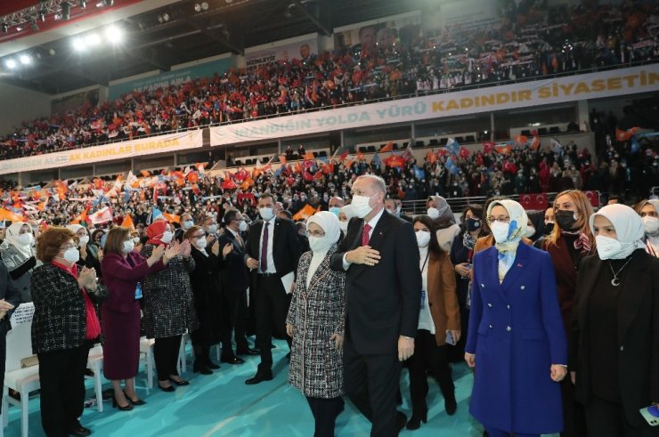 Cumhurbaşkanı Erdoğan: “Bunlar baskıya uğrayan kadının önce başına, sonra duruşuna bakarlar”