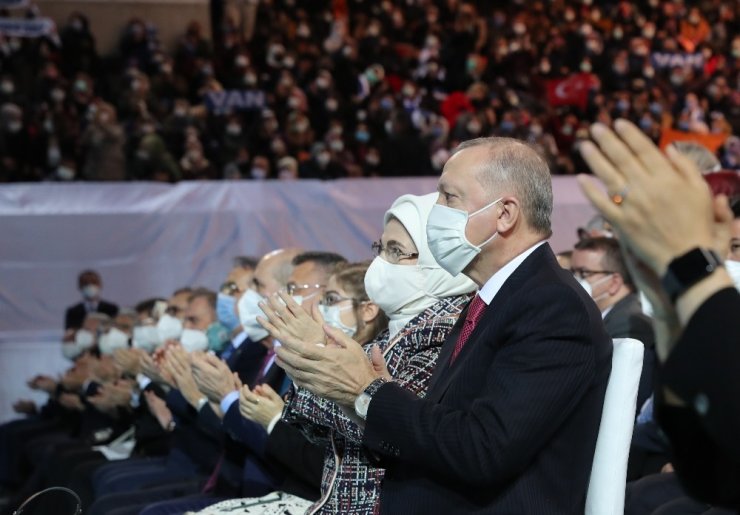 Cumhurbaşkanı Erdoğan: “Bunlar baskıya uğrayan kadının önce başına, sonra duruşuna bakarlar”