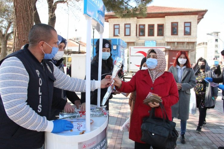 Karaman Emniyetinden kadınlara karanfil