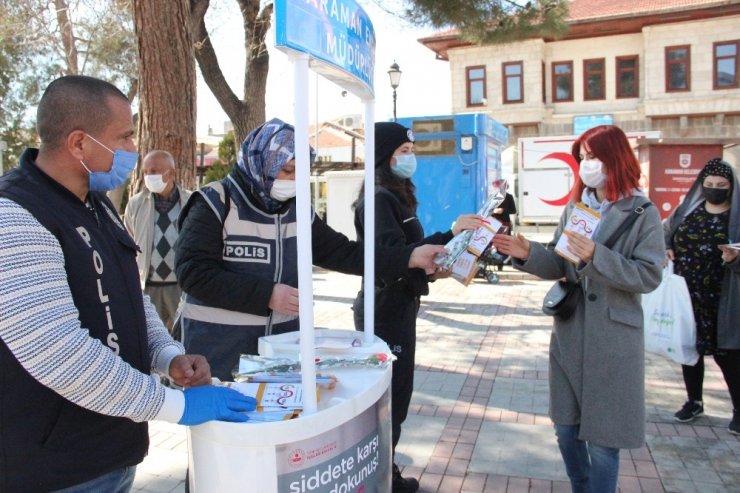 Karaman Emniyetinden kadınlara karanfil