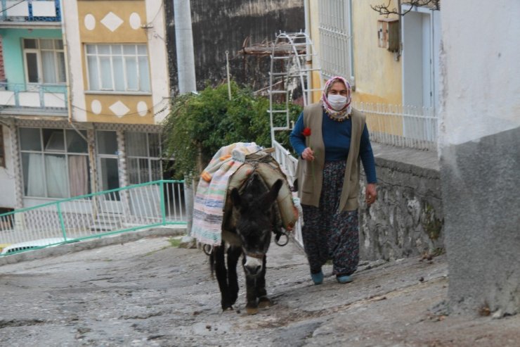 Eşek sırtındaki eşine kadınlar günü sürprizi