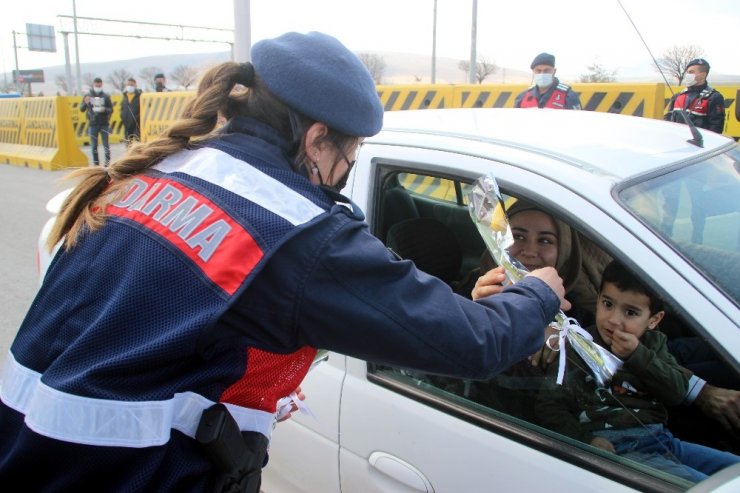 Kadın jandarmalardan yolculuk yapan kadınlara ’karanfilli’ sürpriz