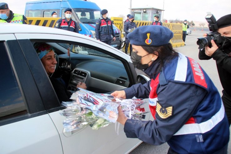 Kadın jandarmalardan yolculuk yapan kadınlara ’karanfilli’ sürpriz