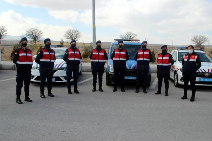 Kadın jandarmalardan yolculuk yapan kadınlara ’karanfilli’ sürpriz