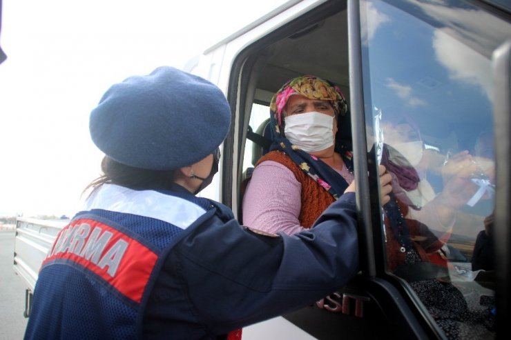 Kadın jandarmalardan yolculuk yapan kadınlara ’karanfilli’ sürpriz