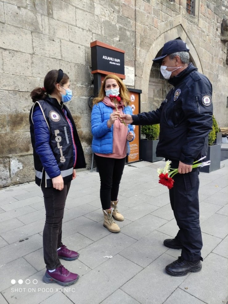 Polis ekipleri kadınlara ’karanfil’ hediye etti, günlerini kutladı