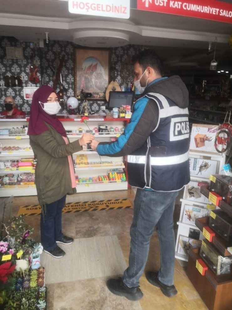 Polis ekipleri kadınlara ’karanfil’ hediye etti, günlerini kutladı