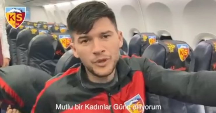 Kayserisporlu futbolcular Dünya Kadınlar Günü’nü kutladı