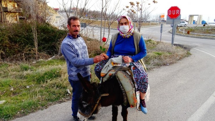 Eşek sırtındaki eşine kadınlar günü sürprizi