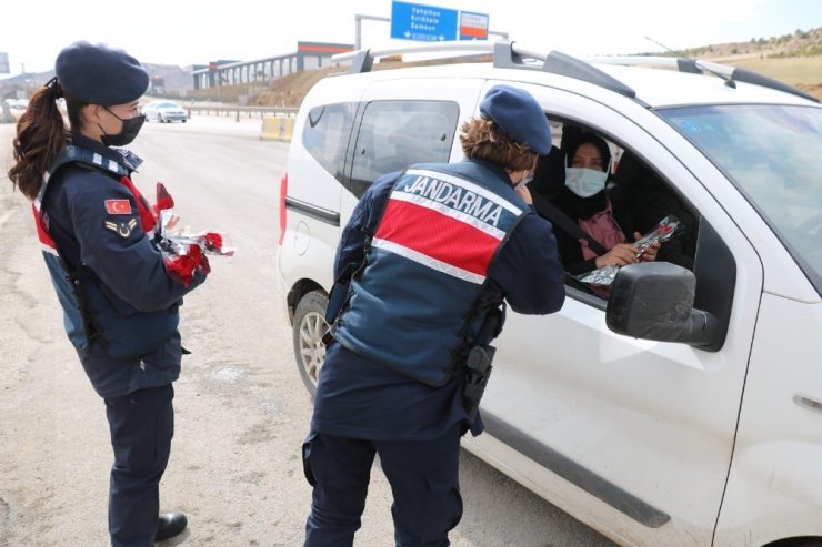 Jandarma ekiplerinden kadınlara karanfil sürprizi