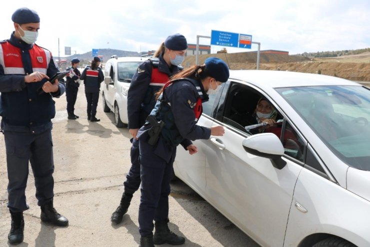 Jandarma ekiplerinden kadınlara karanfil sürprizi