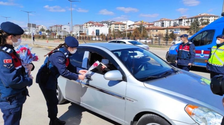 Jandarma ekiplerinden kadınlara karanfil sürprizi