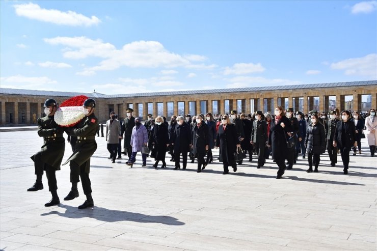 Şule Akar ve beraberindeki heyet, Dünya Kadınlar Günü dolayısıyla Anıtkabir’i ziyaret etti