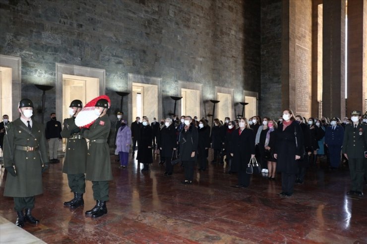 Şule Akar ve beraberindeki heyet, Dünya Kadınlar Günü dolayısıyla Anıtkabir’i ziyaret etti