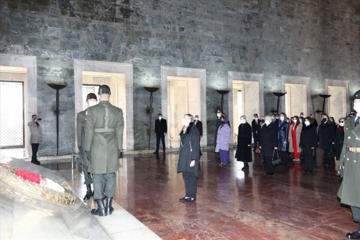 Şule Akar ve beraberindeki heyet, Dünya Kadınlar Günü dolayısıyla Anıtkabir’i ziyaret etti