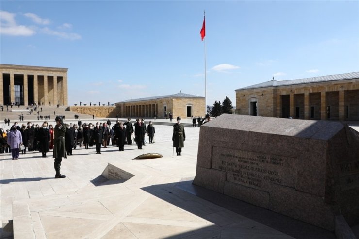 Şule Akar ve beraberindeki heyet, Dünya Kadınlar Günü dolayısıyla Anıtkabir’i ziyaret etti