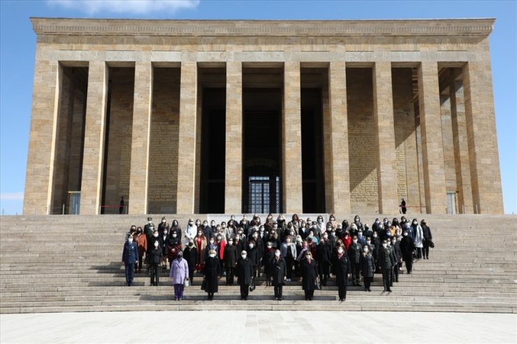 Şule Akar ve beraberindeki heyet, Dünya Kadınlar Günü dolayısıyla Anıtkabir’i ziyaret etti