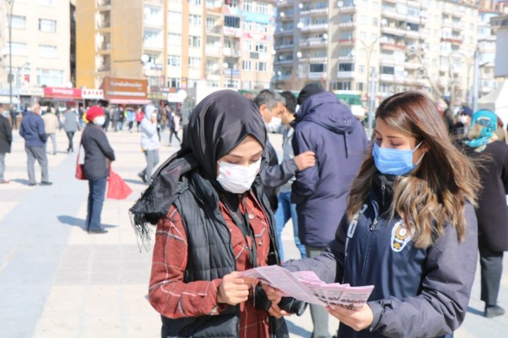 Kadınlar için dağıtılan karanfilleri alan erkeklere tepki