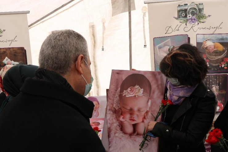 Kadınlar için dağıtılan karanfilleri alan erkeklere tepki