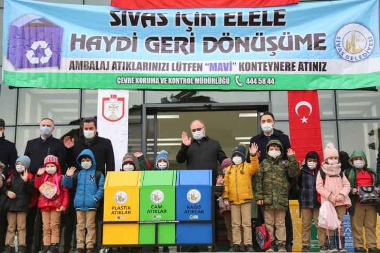 Belediyeden okullara 600 adet atık kutusu