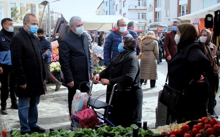 Vali Akın, semt pazar alanında incelemede bulundu