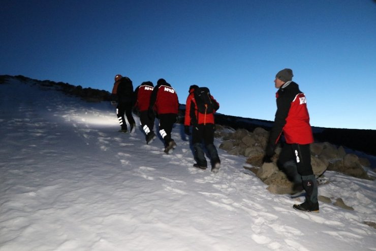 Hasandağı’nda mahsur kalan 2 dağcı askeri helikopterle hastaneye kaldırıldı