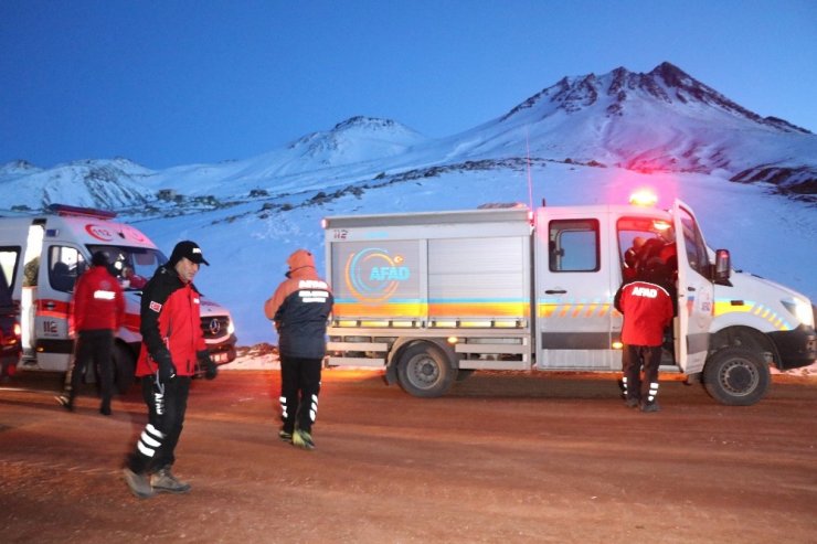 Hasandağı’nda mahsur kalan 2 dağcı askeri helikopterle hastaneye kaldırıldı