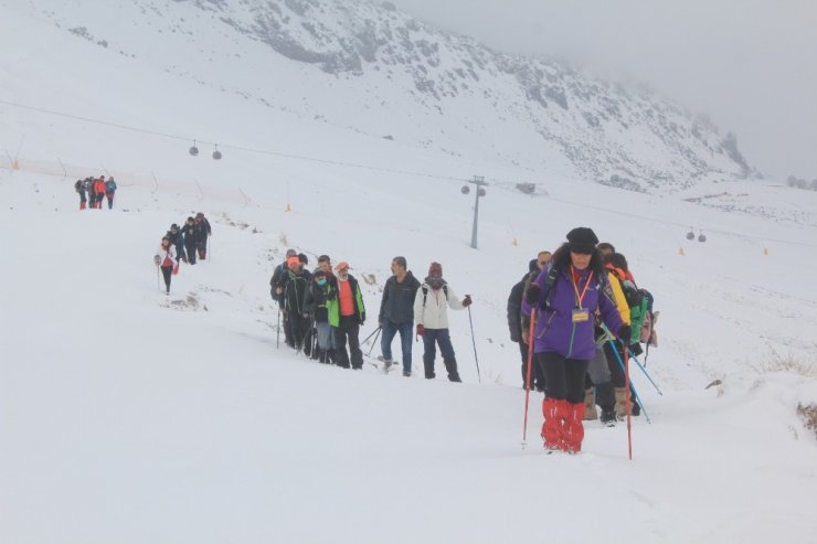 Doğa tutkunu dağcılar Kadınlar Günü’nde zirvede buluştu