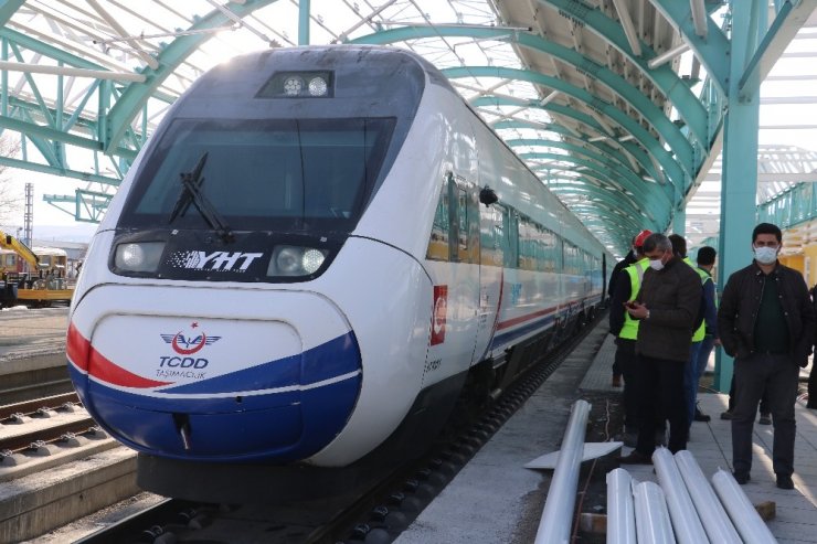 Yüksek Hızlı Tren ilk kez Sivas tren garında