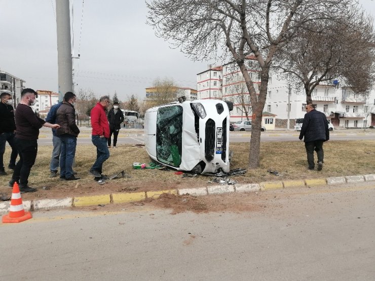 Aksaray’da otomobil ile hafif ticari araç çarpıştı: 3 yaralı