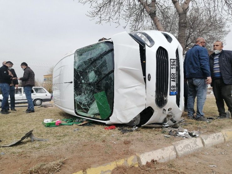 Aksaray’da otomobil ile hafif ticari araç çarpıştı: 3 yaralı