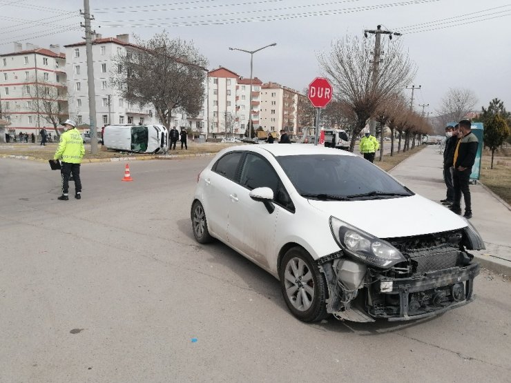 Aksaray’da otomobil ile hafif ticari araç çarpıştı: 3 yaralı