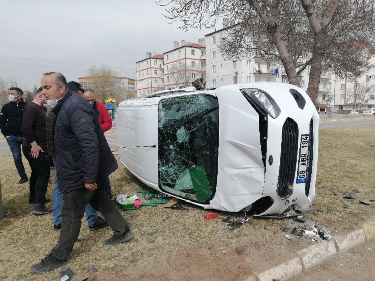 Aksaray’da otomobil ile hafif ticari araç çarpıştı: 3 yaralı