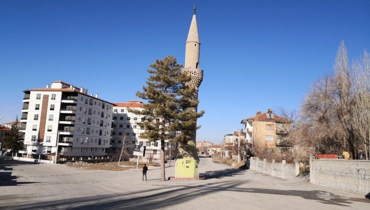 Aksaray’da yol ortasındaki camisiz minare şaşırtıyor